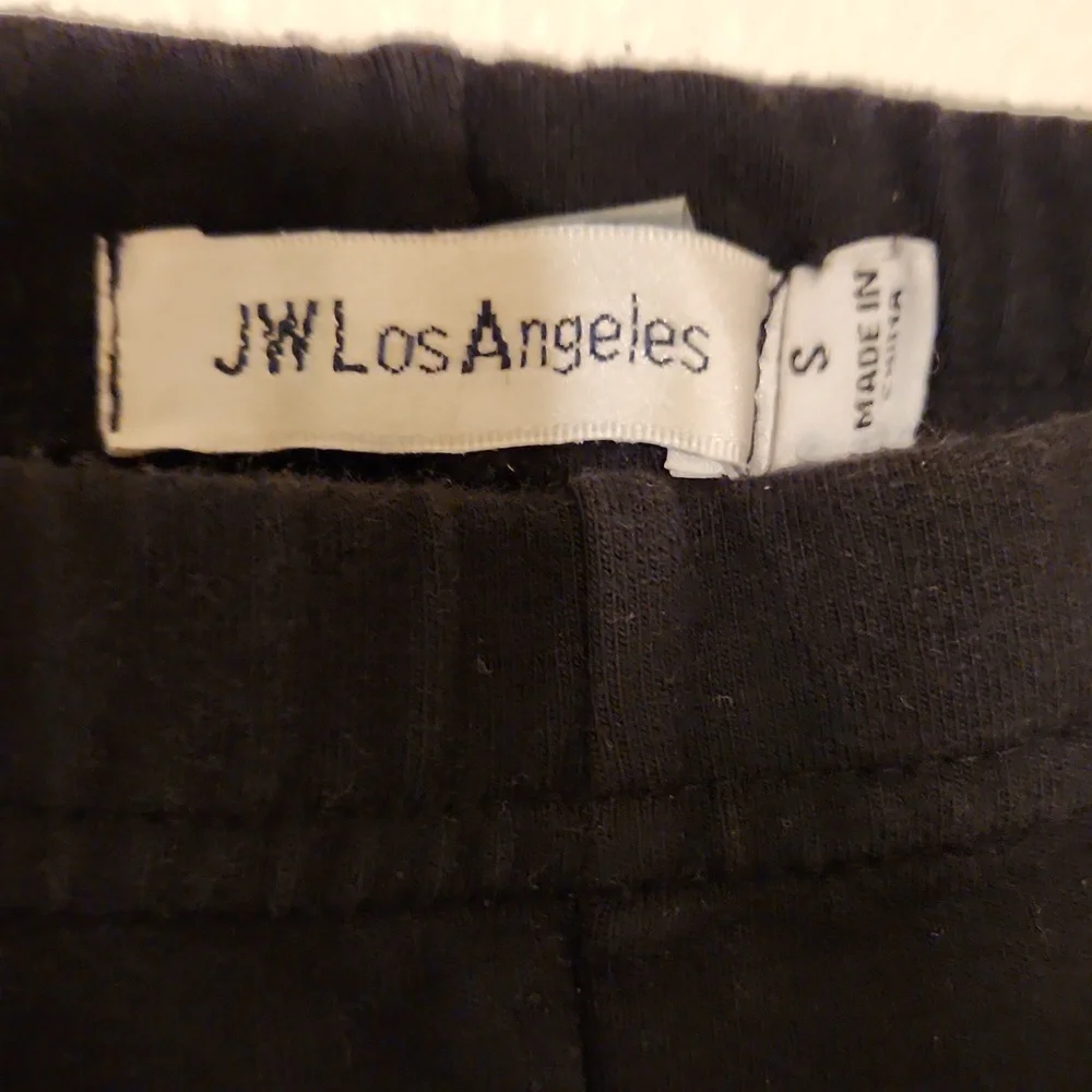 Classic black leggings with chic embroidery by JOHNNY WAS. - Picture 4 of 6